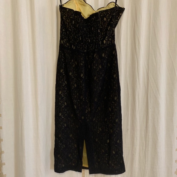 Black  strapless lace dress. Lined in yellow. - Picture 4 of 5